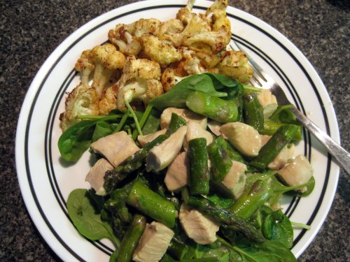 Green curry chicken with asparagus, spinach and onions 